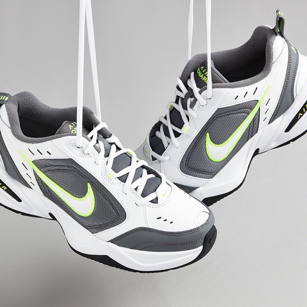 Название этой модели кроссовок Nike — Air Monarch IV. Что делает их королевскими Эти кроссовки для зала или на каждый день сделаны из кожи с легкой подошвой из материала Phylon, который обеспечивает амортизацию и комфорт. Еще тут есть неоновые светящиеся вставки, которые делают эту пару запоминающейся и стильной. 