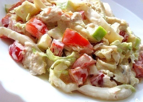 Салат с пекинской капустой, курицей и кальмарами. 