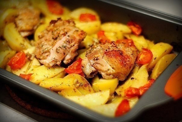 Курица маринованная в кефире, запечёная с картофелем с травами и чесноком. 