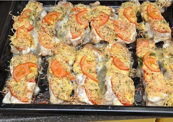 Рыбка с сыром и помидорами 