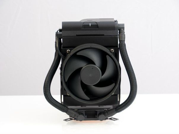 Кому подойдет такое необычное решение, как MasterLiquid Maker 92 Это личное решение для сложных случаев. MasterLiquid Maker 92 сравним с башенными кулерами, но значительно меньше их, особенно в горизонтальном режиме.
