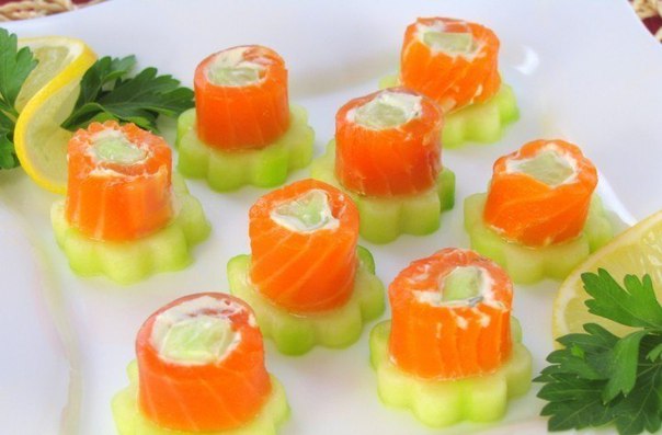 Рулетики из форели с огурцами и сливочным сыром 