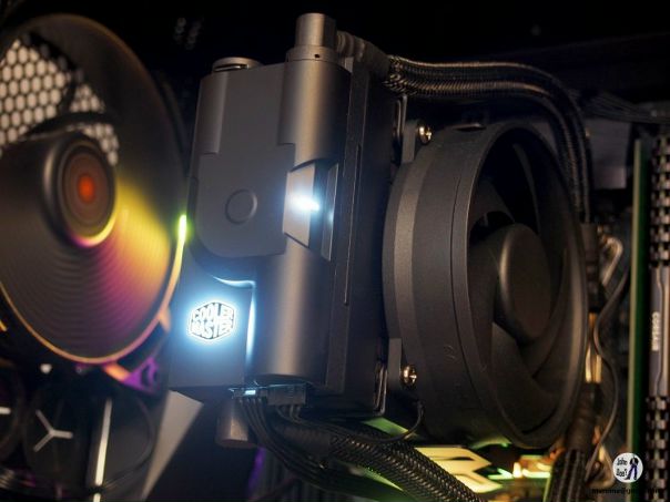 Тем, кто ищет компактную СВО, имеет смысл присмотреться к модели Cooler Master MasterLiquid Maker 92. Нам удалось вместить полноценный замкнутый контур в скромные габариты.