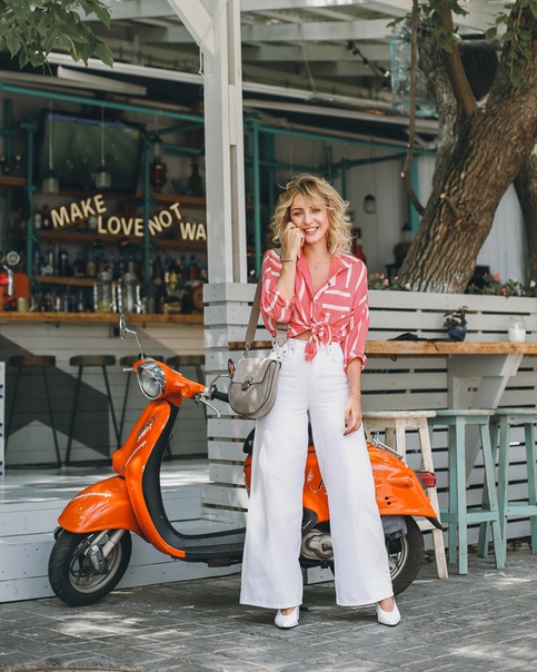 Наши подписчики знают, как создать настроение отпуска в городе! Этот total look от Topshop идеально подходит для посиделок на летней веранде кафе или ресторана. 