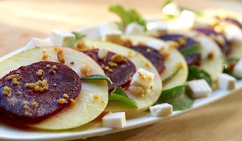 Салат из свеклы, яблок и сыра с грецкими орехами 