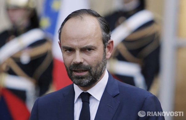 Премьер Франции на встрече с депутатами ошибочно назвал себя президентом: 