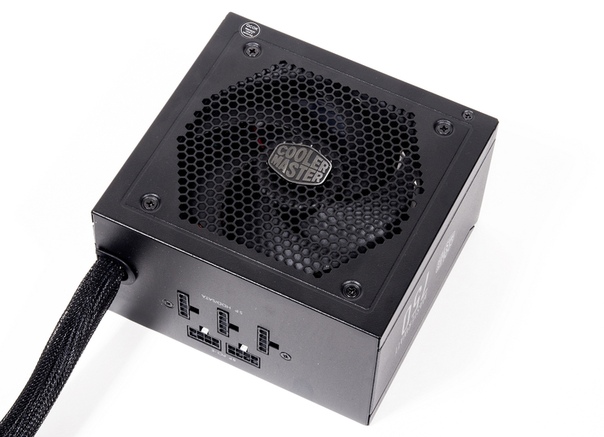 Cooler Master MasterWatt 750W — среднебюджетный блок питания с хорошими показателями стабильности напряжений на линиях питания и полным соответствием заявленному стандарту КПД. Подробный обзор