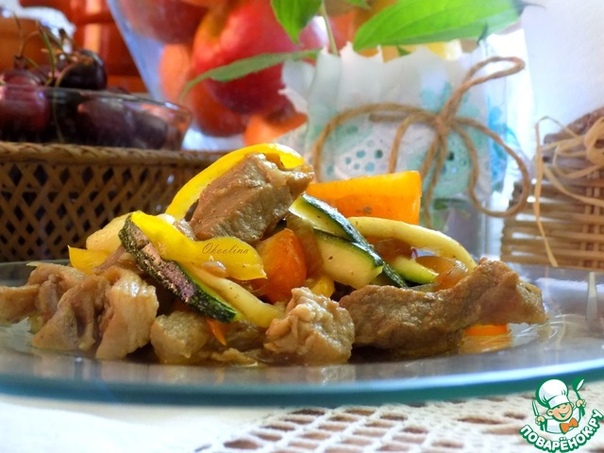 Острый салат со свининой и цуккини