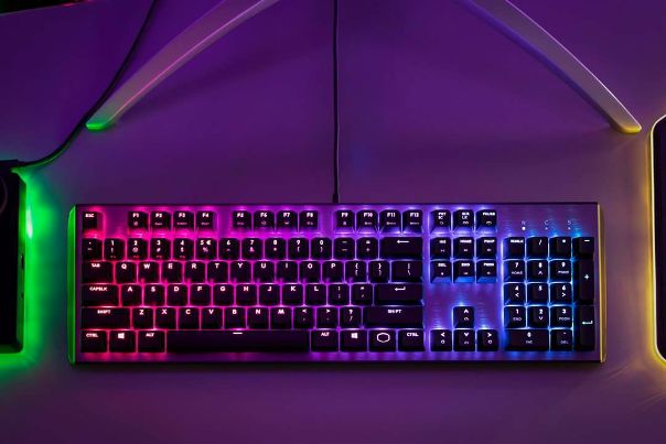 Яркая и стильная, RGB подсветка и множество возможностей настройки. Все это CK550.