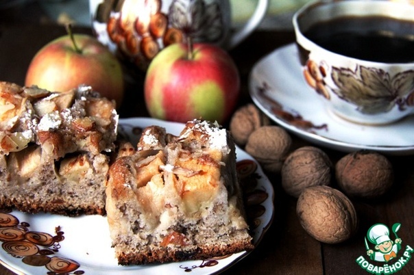 Яблочный пирог с изюмом и орехами