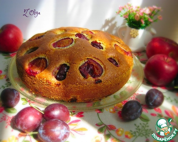 Пирог со сливами и яблоками