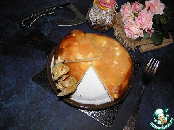 Творожная запеканка с карамельными яблоками