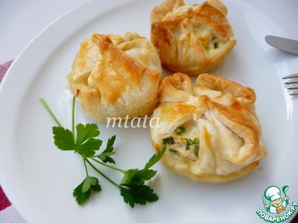Слойки с куриным фаршем и сыром