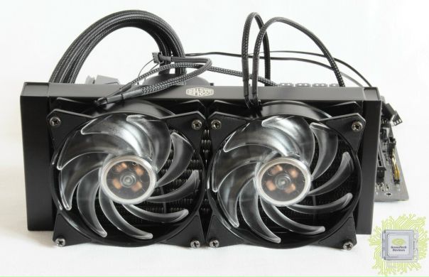 Cooler Master MasterLiquid ML240L RGB – один из чрезвычайно редких случаев, когда за минимальную стоимость можно получить эффективную систему жидкостного охлаждения, которая характерна высоким качеством изготовления и наличием полностью настраиваемой RGB подсветки.