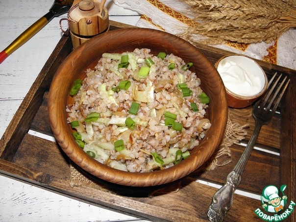 Гречка с огурцом и жареным луком