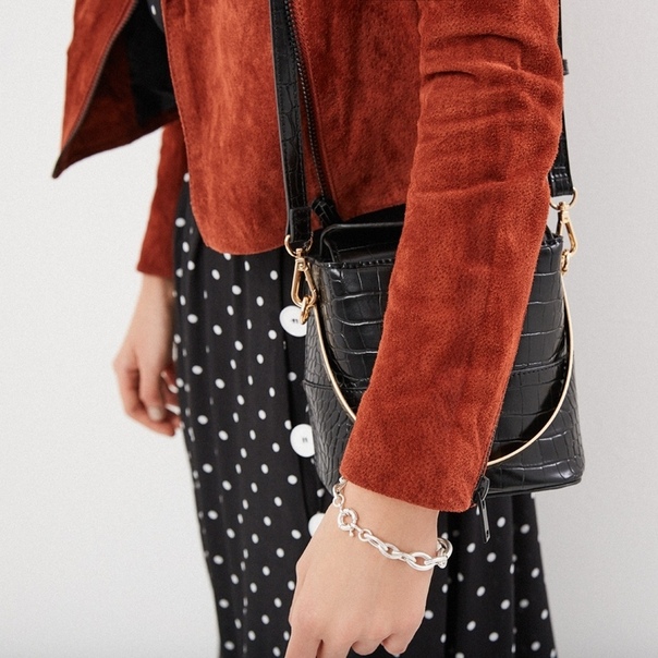 Платье в горошек, бежевая и коричневая палитра, миниатюрная bucket bag под крокодиловую кожу – все это тренды нового сезона. Чтобы расставить все точки над «i», мы посвятили трендам целый лукбук. Смотрите, что носить этой весной! 