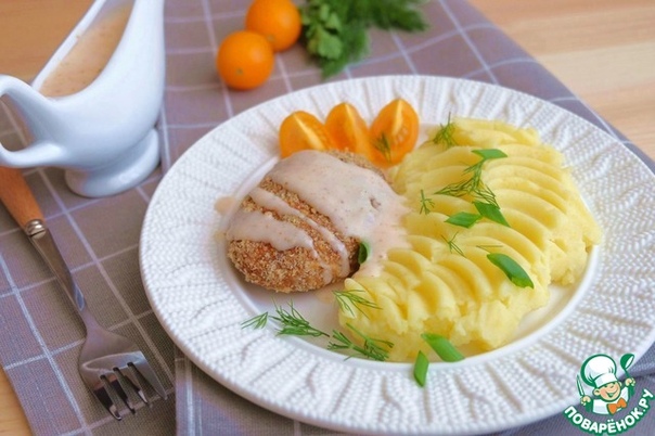 Куриные котлеты с грибами под соусом