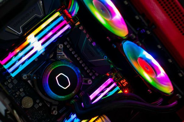 Новая СВО MasterLiquid ML240R RGB уже готова охлаждать ваши процессоры и украшать вашу сборку яркой RGB подсветкой. 