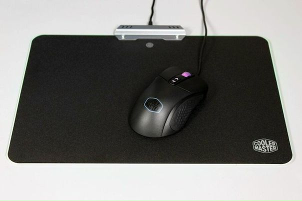 Cooler Master Masteraccessory RGB Hard Gaming Mouse Pad - это настраиваемая RGB-подсветка, приятная тактильно поверхность с микрорельефом, жёсткая конструкция, приличная масса и накладки против скольжения. 