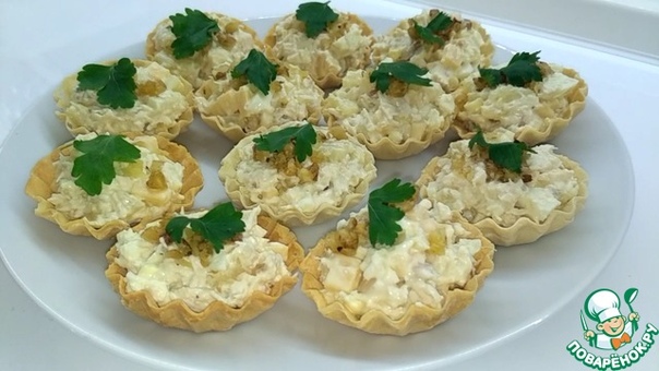 Тарталетки с курицей и ананасами