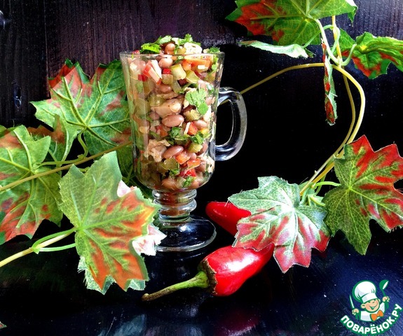 Куриный салат с фасолью 
