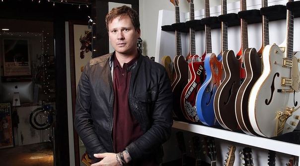 Свой 43 день рождения празднует бывший участник Blink-182, нынешний фронтмен Angels & Airwaves, писатель и исследователь инопланетян Том Делонг!