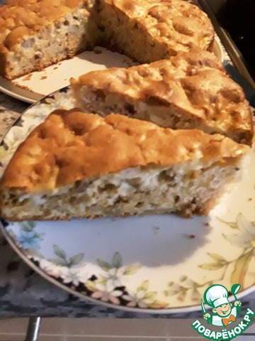 Яблочный пирог с мёдом и орехами