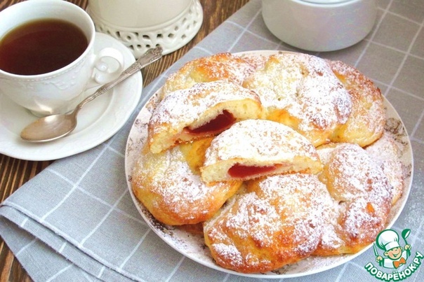 Творожные плюшки с клюквенным джемом