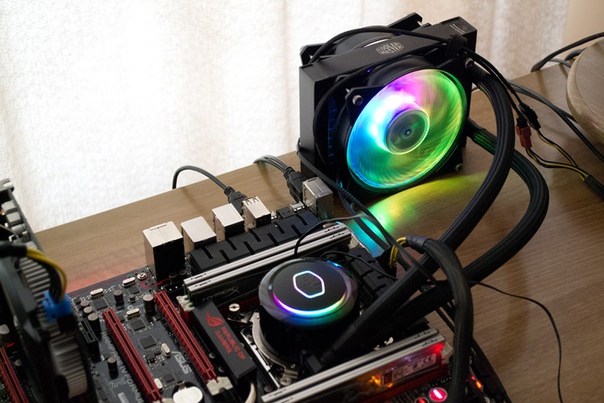 Cooler Master MasterLiquid ML120R RGB — это односекционная СВО нового поколения, которая охладит даже самые горячие процессоры. А еще она практически бесшумная и выглядит просто сногсшибательно! Подробнее: 