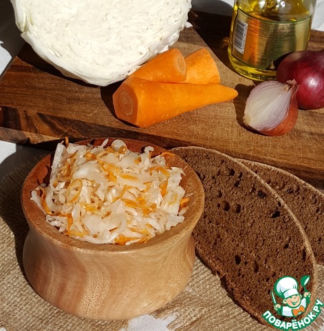 Квашеная капуста и простой салат