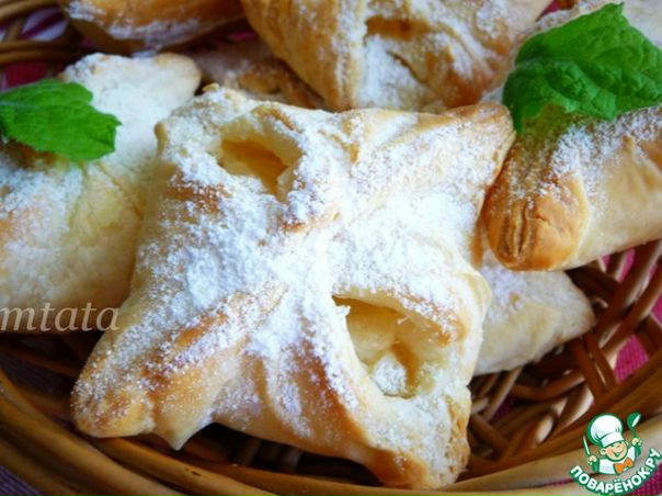 Слойки с творогом и яблоком