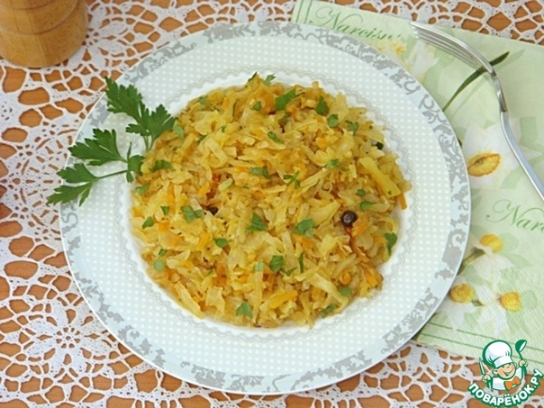 Пикантная капуста, тушенная с яблоками