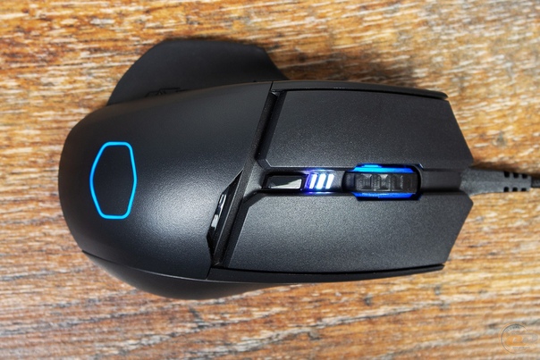 Cooler Master MM830 – это интересная модель, особенно для любителей игр жанра MMO и MOBA, где наличие дополнительных кнопок обещает преимущество в бою. Подробнее: 