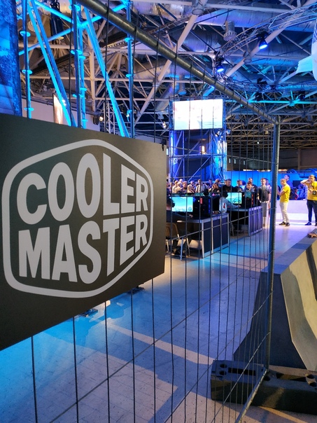 Мы на WG Fest! И тут очень жарко! Самолетная зона оборудована ПК и периферией от Cooler Master. 