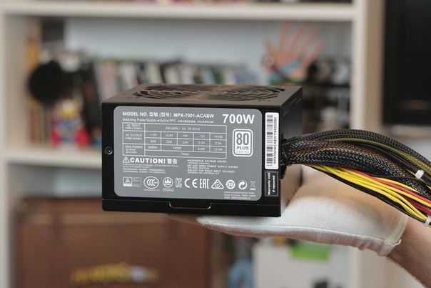 Cooler Master MasterWatt Lite 700w — хороший блок питания с высоким КПД, добротной защитой от превратностей судьбы (и сети), тихим «карлсоном» и внятной ценой. Подробнее: 