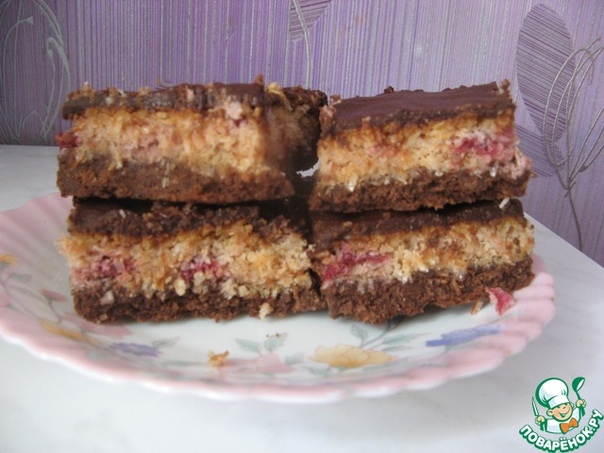Пирожное с вишней и кокосом