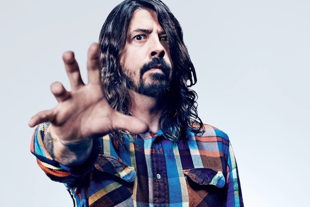 Экс-барабанщик Nirvana, фронтмен Foo Fighters, сооснователь супергруппы Them Crooked Vultures — все это Дэйв Грол.