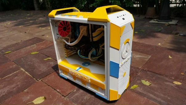 Это MasterCase Pro 5 Overwatch мод от Taphatchot Doritos. 
