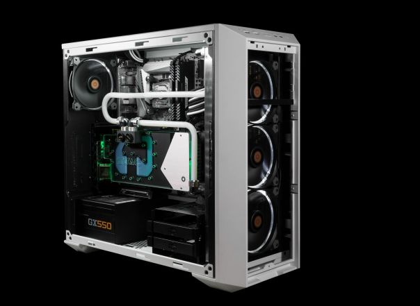 MasterBox 5 - красавчик! Он не просто практичный и вместительный, но еще и выглядит сногсшибательно!