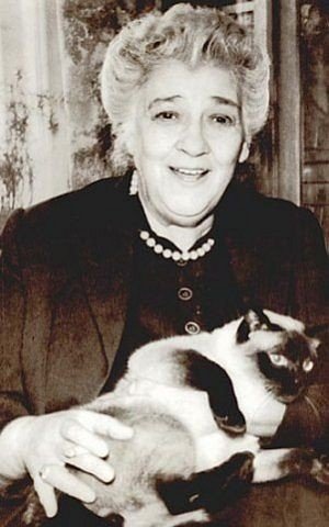 Когда я долго не играю, долго не готовлю новой роли, я себя чувствую как пианист, у которого ампутированы руки.