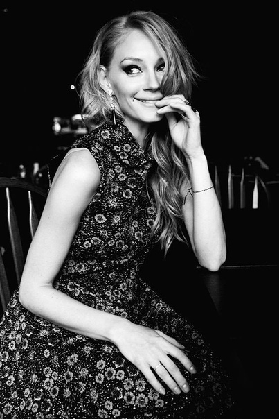 Светлана Ходченкова в черно-белом цвете...