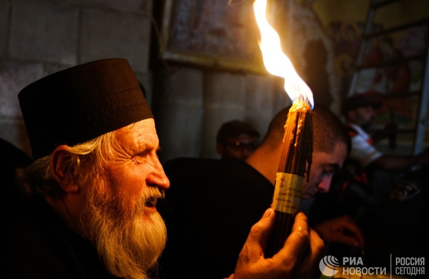 Благодатный огонь сошел в храме Гроба Господня в Иерусалиме. После нескольких часов томительного ожидания паломники встретили святыню ликованием. Схождение, которое верующие называют чудом, происходит ежегодно накануне православной Пасхи.