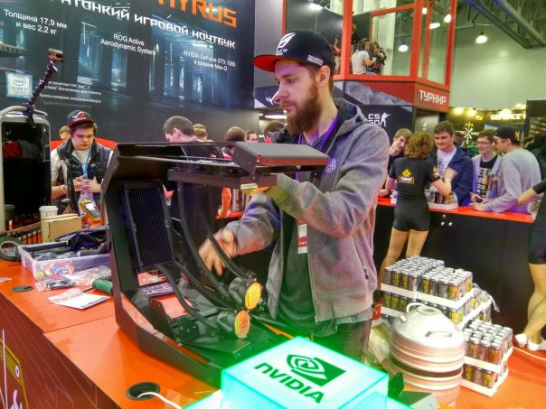 На стенде В1 моддер  Mnev трудится над своим очередным проектом #APEX2. Весьма занимательное зрелище, приходите!