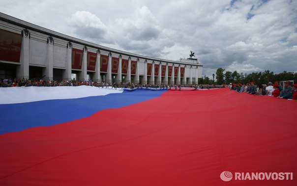 Самый большой в мире российский триколор развернули в Москве в #ДеньРоссии: 