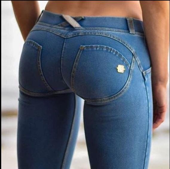 ДЖЕГГИНСЫ — это действительно комфортные леггинсы, которые внешне выглядят как джинсы. В них вы будете выглядеть подтянутой – как минимум на один, а то и на два размера стройнее!  Они подчеркнут достоинства вашей фигуры, и в то же время скроют её недостатки. Никаких свисающих боков, торчащего животика и выступающих складок от белья! 