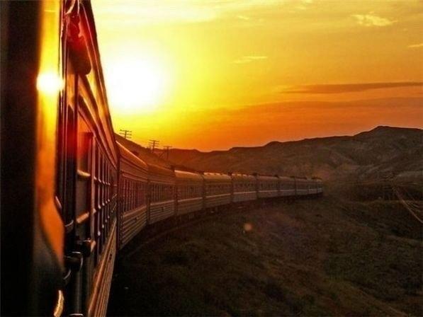 Вся наша жизнь — путешествие, от рождения к смерти. Меняется пейзаж за окном, меняются люди, меняются потребности, а поезд всё идет вперед.