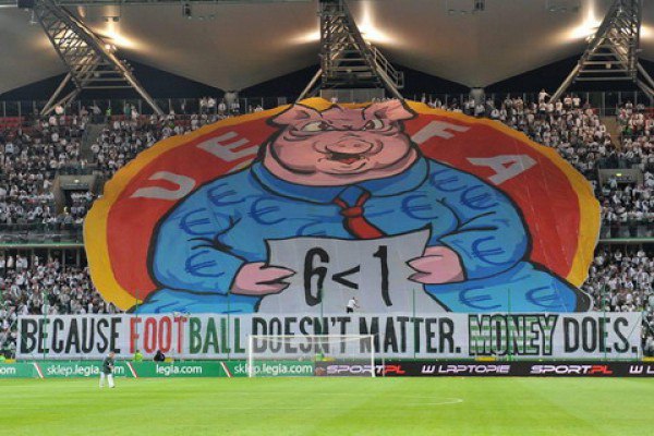 Фанаты «Легии» вывесили оскорбительный баннер в адрес УЕФА, устроив «красочный» перформанс (видео) 