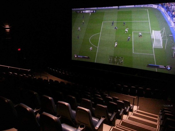 Девушка арендовала целый кинотеатр, чтобы муж в свой День рождения мог поиграть в FIFA с друзьями 