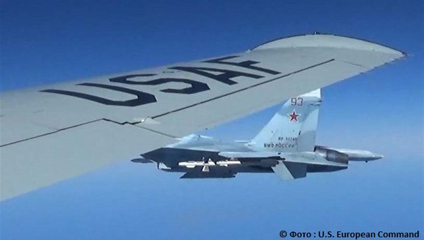 Опубликованы фото сближения Су-27 и американского самолета-разведчика: 