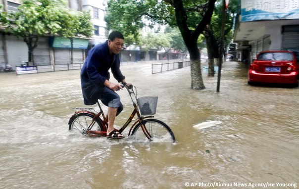 В Китае от наводнения пострадали около 12 тысяч человек: 